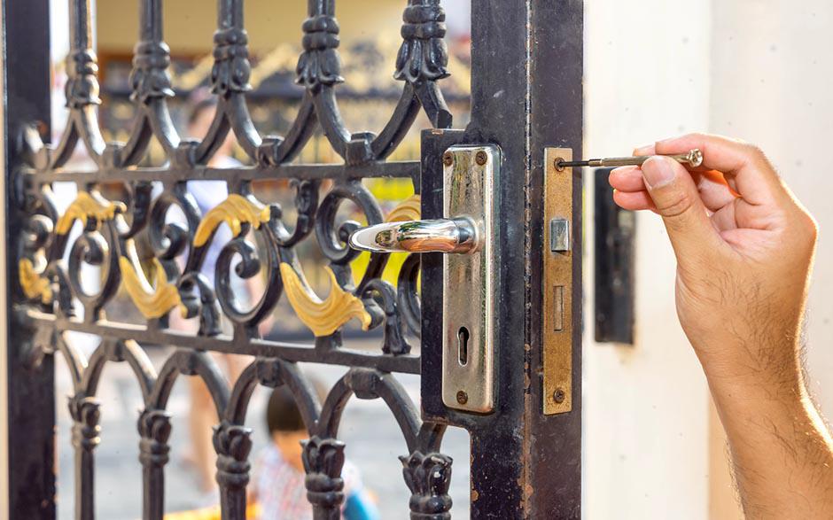 système d'ouverture de porte La Ville-du-Bois